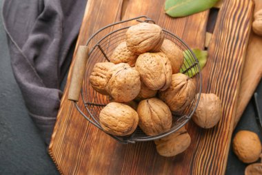 Tahtada lezzetli cevizler olan sepet.