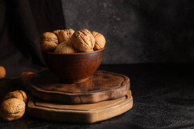 Tahtada lezzetli cevizli kase.