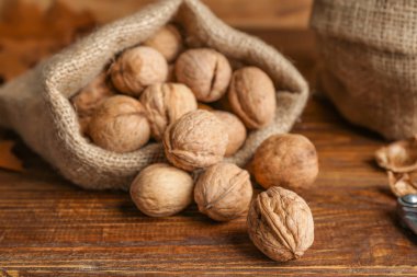 Ahşap masa üzerinde lezzetli ceviz ile çuval