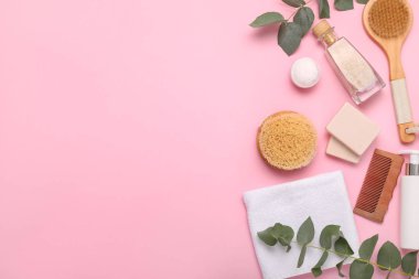 Renkli banyo için kozmetik ve aksesuarlar