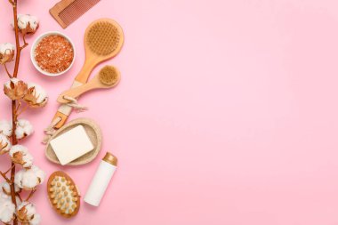 Renkli banyo için kozmetik ve aksesuarlar