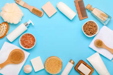 Renkli banyo için kozmetik ve aksesuarlar