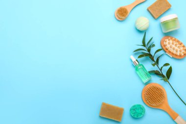 Renkli banyo için kozmetik ve aksesuarlar