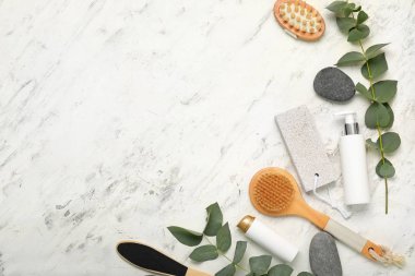 Hafif arka planda banyo için kozmetik ve aksesuarlar