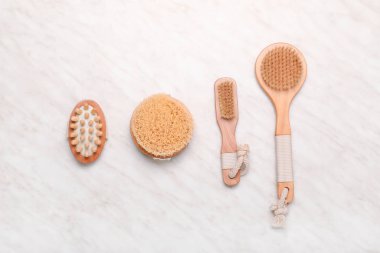 Hafif arka planda banyo için farklı fırçalar