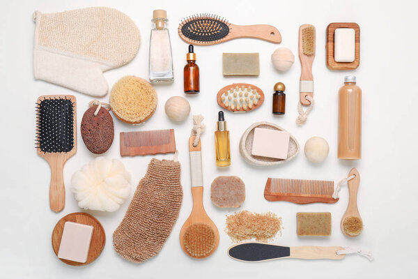 Косметика и аксессуары для ванны на белом фоне
