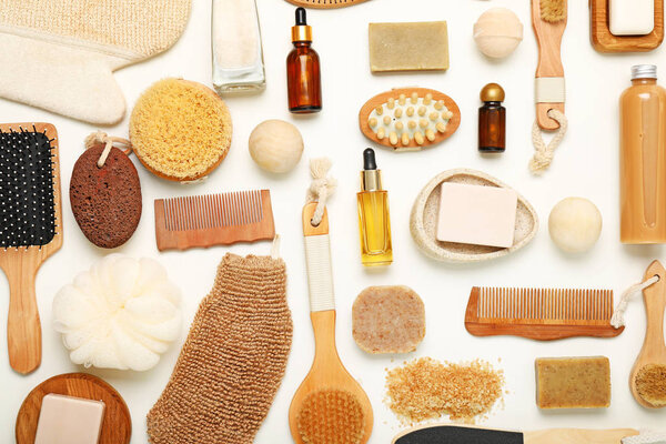 Косметика и аксессуары для ванны на белом фоне
