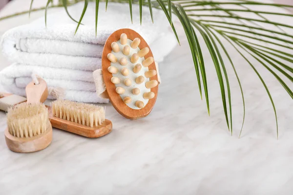 Cepillos y toallas diferentes sobre fondo claro —  Fotos de Stock