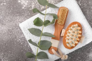 Arkaplanda banyo için fırça ve havlu.