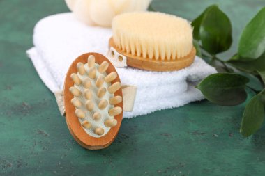 Banyo için renk arkaplan fırçaları ve havlu