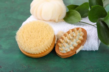 Banyo için renk arkaplan fırçaları ve havlu