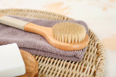 Banyo için arka planda fırça, havlu ve sabun
