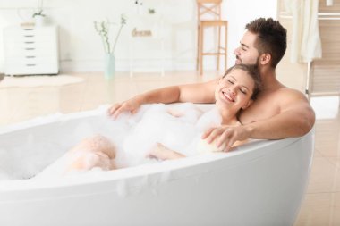 Mutlu genç çift birlikte banyo yapıyor.