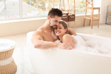 Mutlu genç çift birlikte banyo yapıyor.