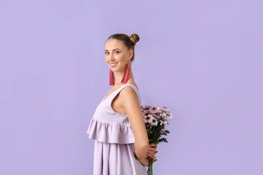 Buket çiçek renk arka plan üzerinde olan güzel kadın