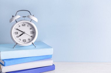 Çalar saat ve tablo kitap