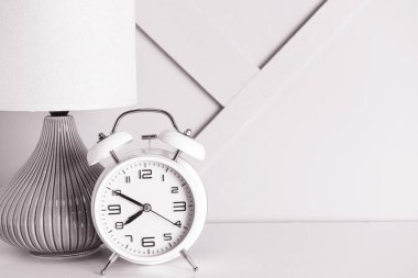 Masadaki alarm saati ve lamba.