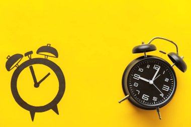 Alarm saati ve onun renk arkaplanı üzerindeki çizimi