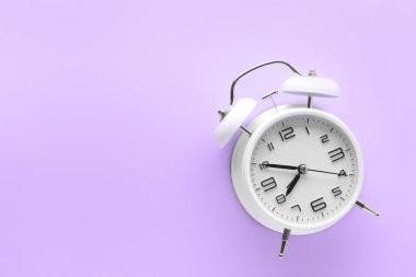 Renk arkaplanındaki alarm saati