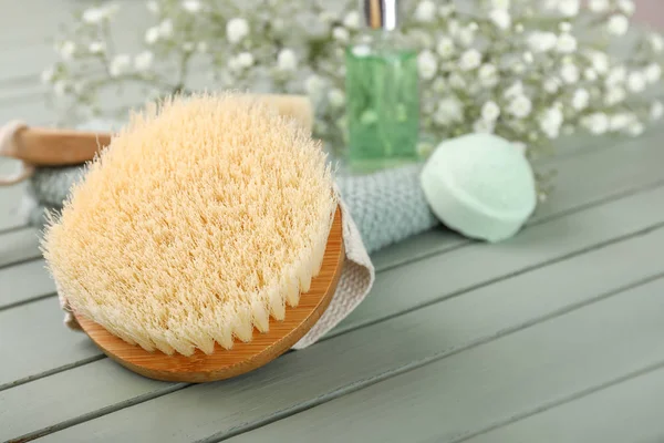 Cosméticos y accesorios para baño sobre fondo de madera — Foto de Stock