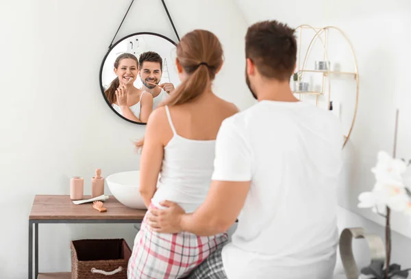 Morning of young couple brushing teeth in bathroom — Stock Photo, Image