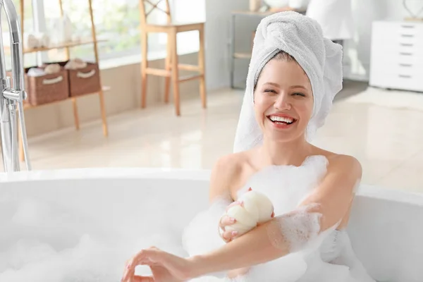 아름다운 젊은 여자가 집에서 목욕을 하는 모습 — 스톡 사진