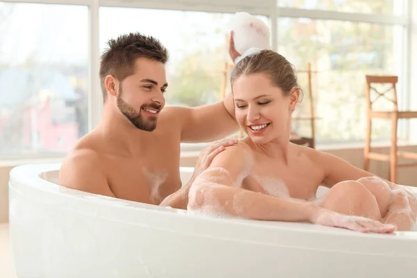 Šťastný mladý pár se spolu koupe — Stock fotografie