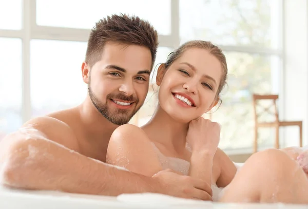 Feliz jovem casal tomando banho juntos — Fotografia de Stock