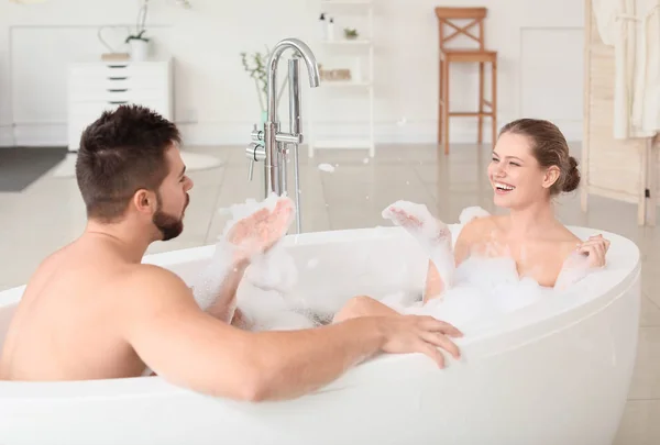 Feliz jovem casal tomando banho juntos — Fotografia de Stock