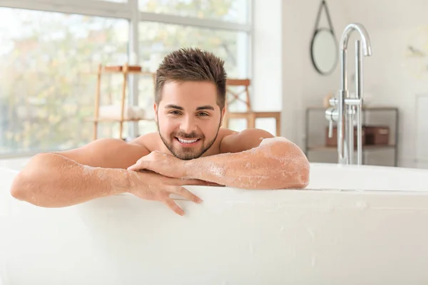 Jóképű fiatalember otthon fürdik. — Stock Fotó
