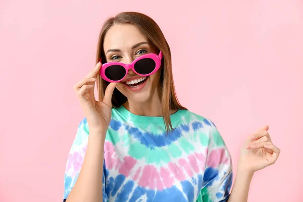 Beautiful young woman with sunglasses on color background — Stock Photo, Image