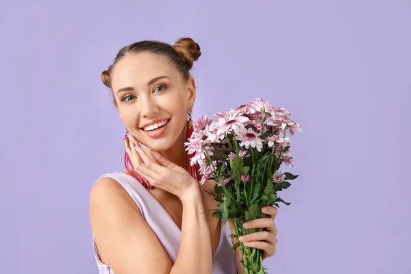 Mulher bonita com buquê de flores no fundo de cor — Fotografia de Stock