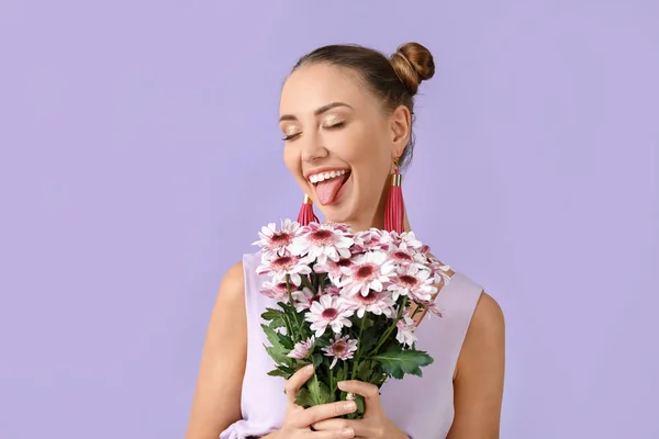 Mulher bonita com buquê de flores no fundo de cor — Fotografia de Stock
