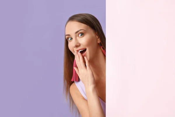 Mulher bonita com cartaz em branco no fundo da cor — Fotografia de Stock