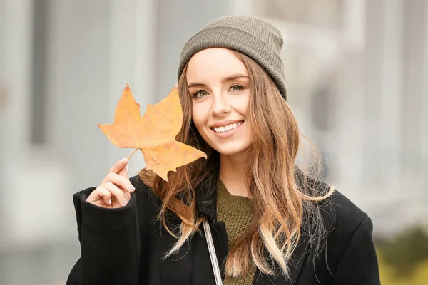 Portrait of stylish young woman in autumn city — Stock Photo, Image