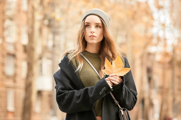 Retrato de jovem mulher elegante na cidade de outono — Fotografia de Stock