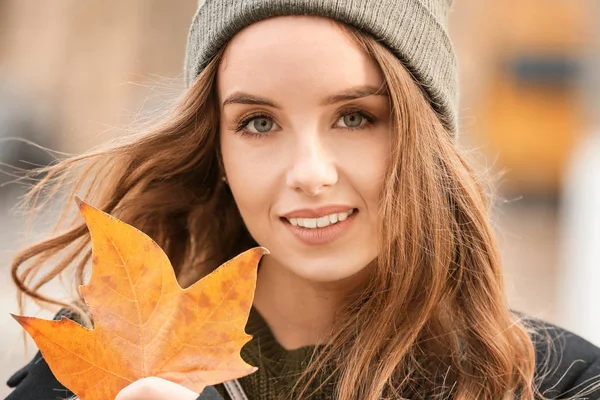 Retrato de mujer joven con estilo en el día de otoño — Foto de Stock