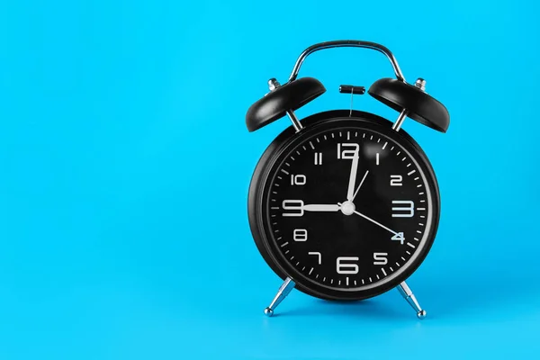 Alarm clock on color background — Stock Photo, Image