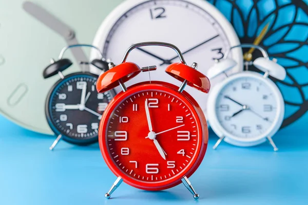 Many different clocks on table — Stock Photo, Image