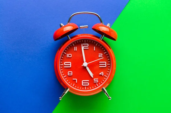 Renk arkaplanındaki alarm saati — Stok fotoğraf