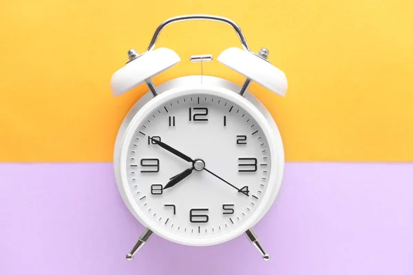 Reloj despertador sobre fondo de color —  Fotos de Stock