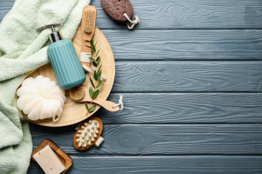 Ahşap arka planda banyo aksesuarları.