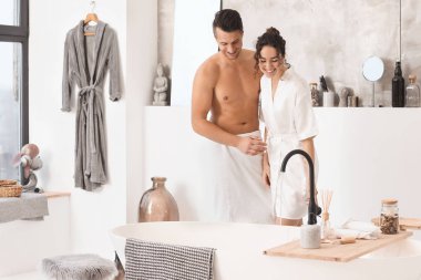 Evdeki banyoda mutlu genç bir çift