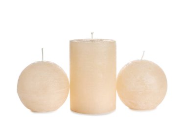 Güzel mumlar üzerinde beyaz izole