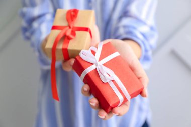 Sevgililer Günü hediyesi olan kadın, yakın plan.