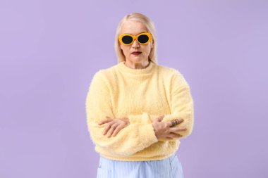 Renkli arka planda moda olgun kadın