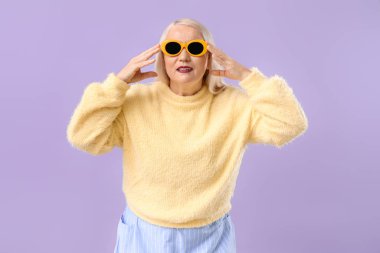 Renkli arka planda moda olgun kadın