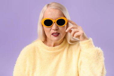 Renkli arka planda moda olgun kadın