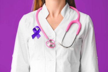 Dünya Kanser Günü 'nün sembolü olarak mor kurdeleli doktor.