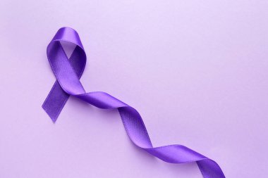 Dünya Kanser Günü 'nün sembolü olarak arkaplanda mor kurdele